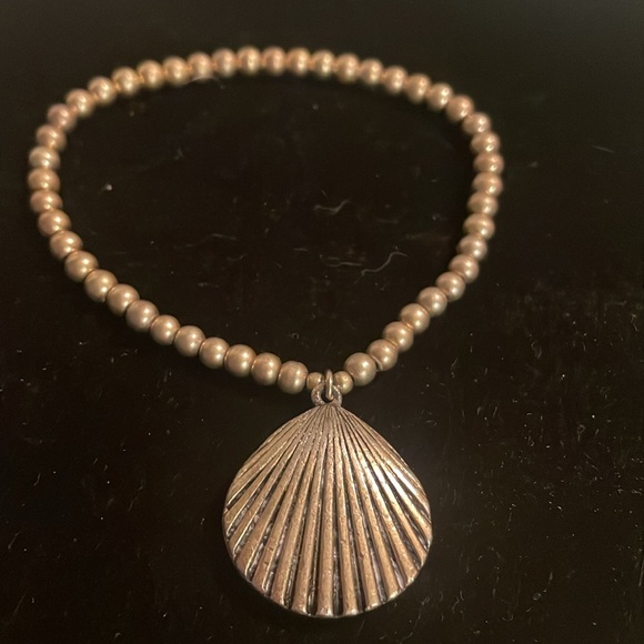 Vintage 8” gold tone stackable stretch bracelet w/solid metal shell charm - Picture 2 of 11